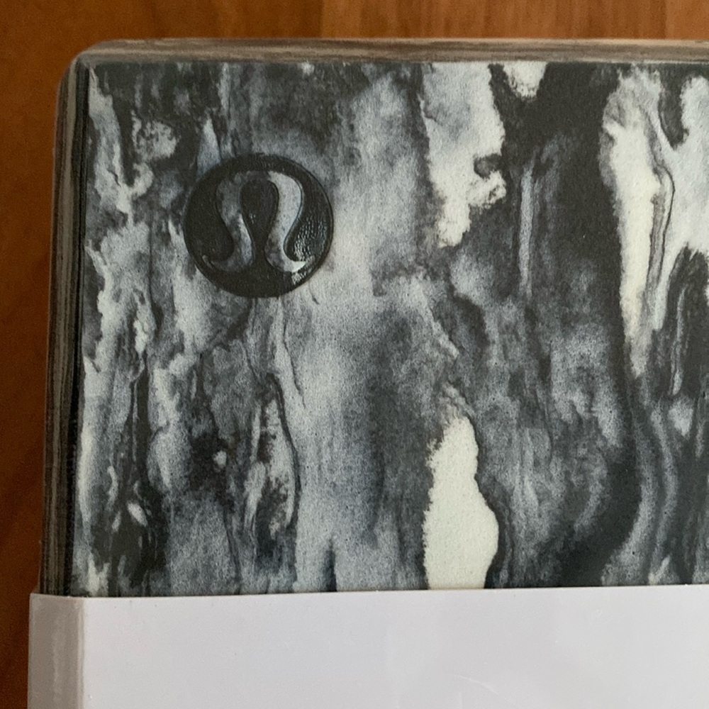 ❤️ Lululemon Lift and Lengthen Yoga Block Black & White NWT - Picture 3 of 8